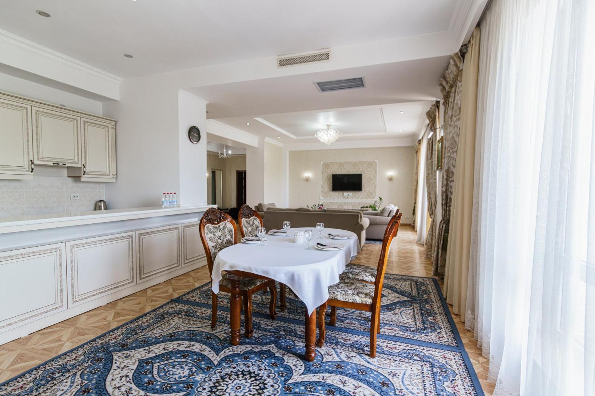 Park Hotel Al Bustan Shymkent Eksteriør billede