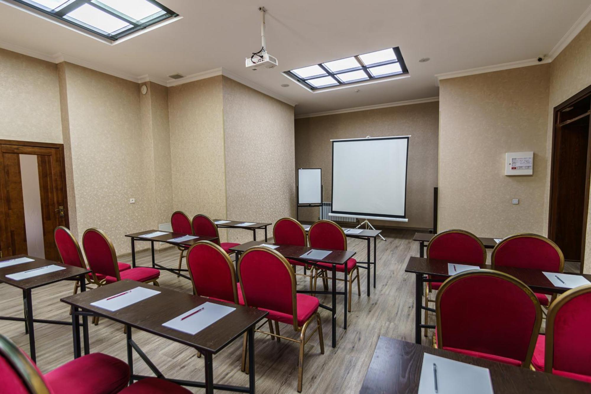 Park Hotel Al Bustan Shymkent Eksteriør billede