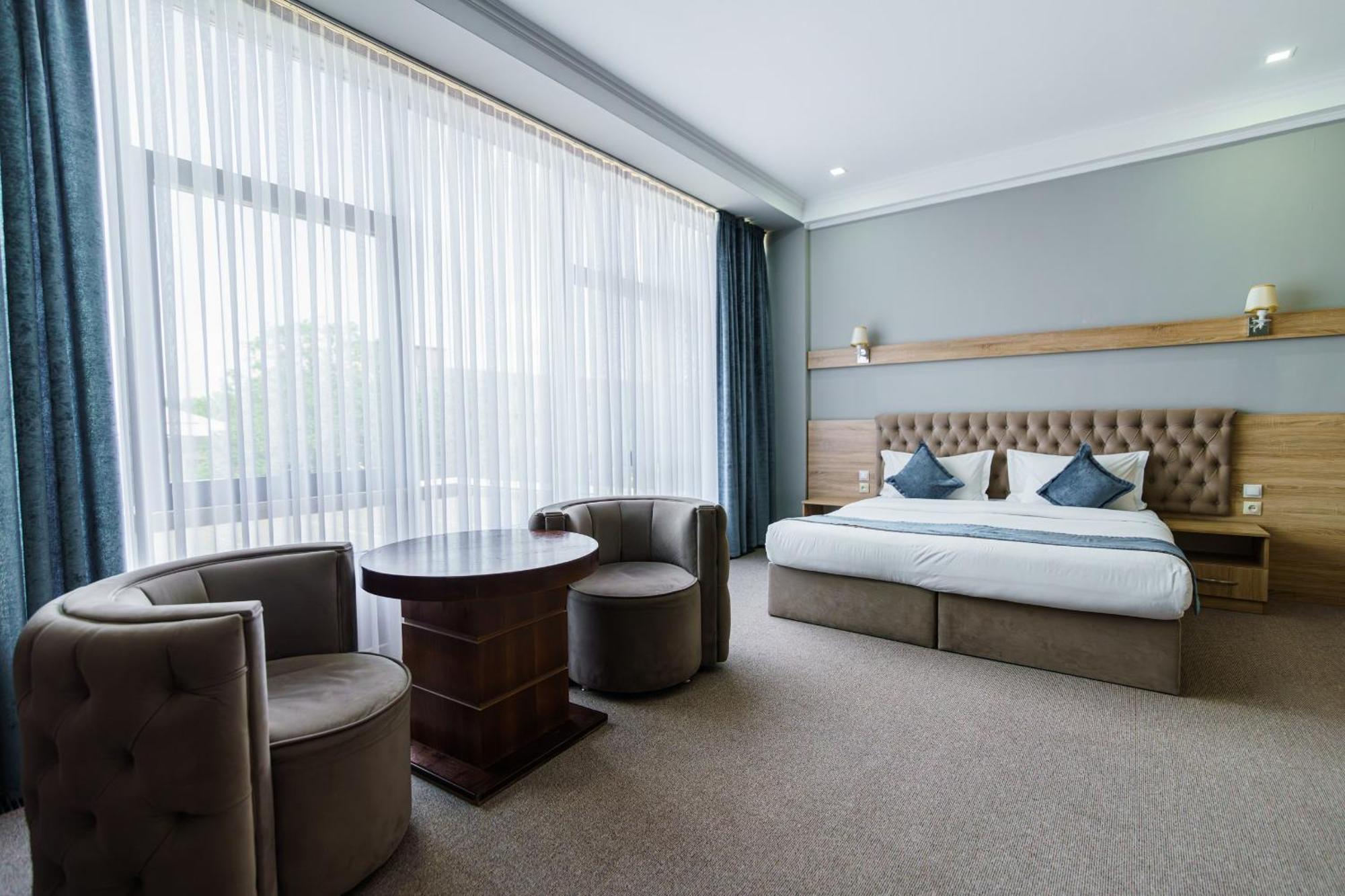 Park Hotel Al Bustan Shymkent Eksteriør billede