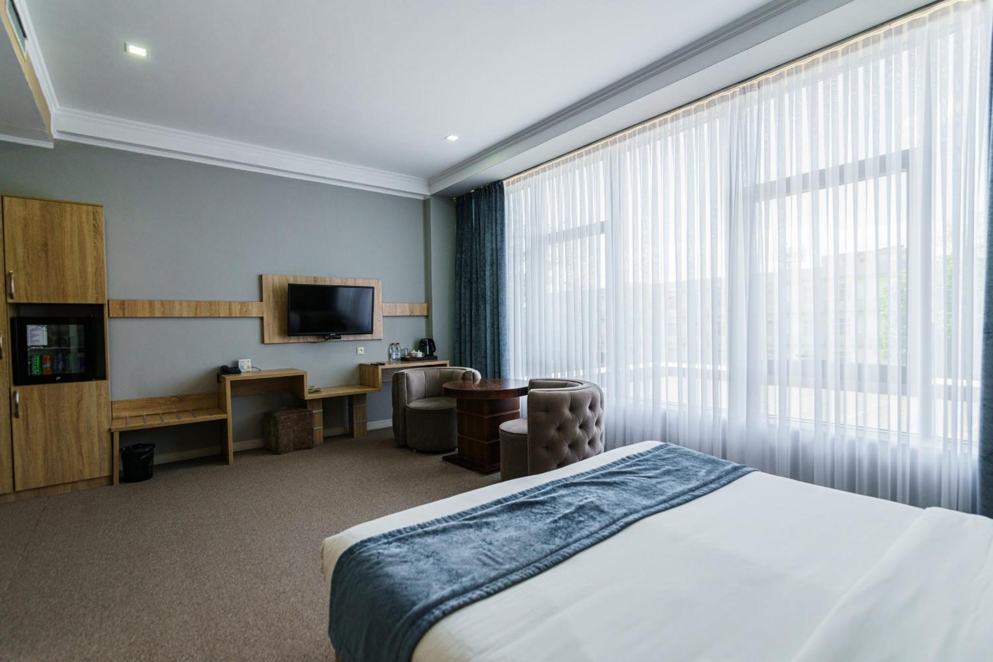 Park Hotel Al Bustan Shymkent Eksteriør billede